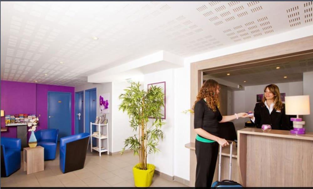 Apparthotel Sejours & Affaires Manosque Bagian luar foto