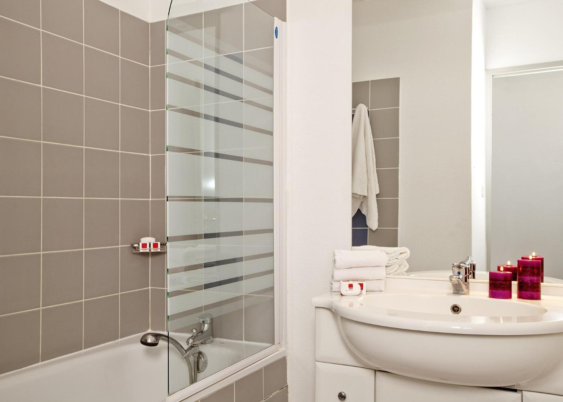 Apparthotel Sejours & Affaires Manosque Bagian luar foto