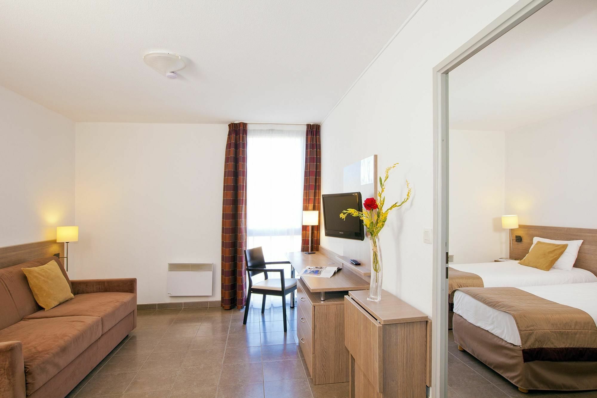 Apparthotel Sejours & Affaires Manosque Bagian luar foto