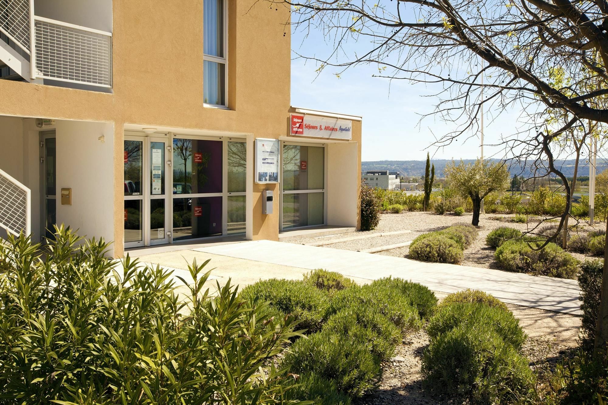 Apparthotel Sejours & Affaires Manosque Bagian luar foto